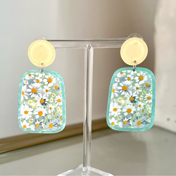 boutique Jewelry - Flower Field Acrylic Dangle Earrings Minimal Modern Style